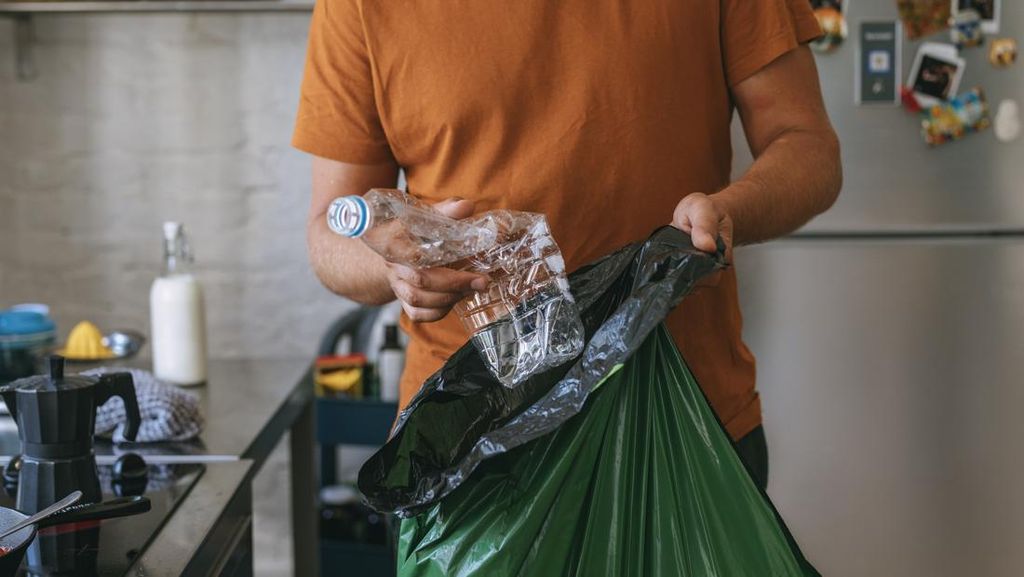 Pakai Matahari, Ilmuwan Temukan Cara Ubah Plastik Jadi Bahan Bakar