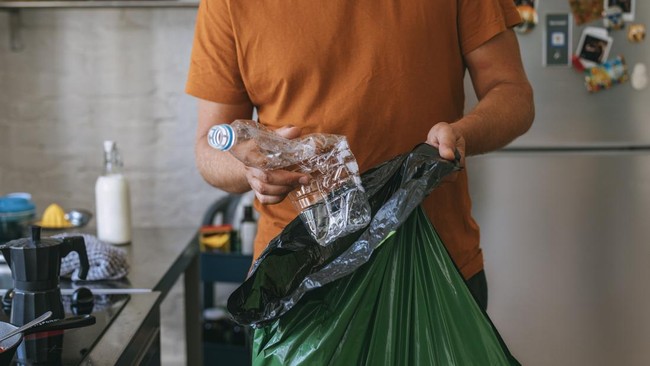 Di Jakarta Eco Future Fest 2025, kamu bisa menukarkan sampah kertas dan plastik jadi produk ramah lingkungan atau voucher belanja.