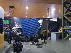 Potret Kecelakaan 2 Truk di GT Ciawi 2 Bikin Gardu Tol Porak-poranda