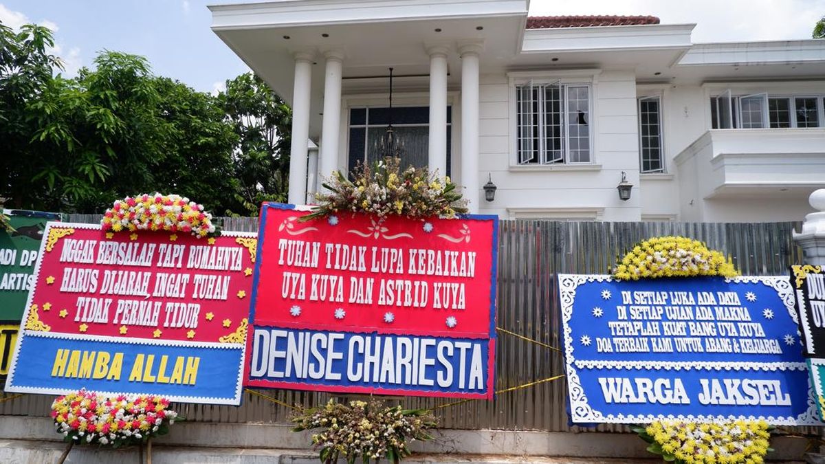 Uya Kuya Terima Banyak Dukungan, Rumah Dibanjiri Karangan Bunga