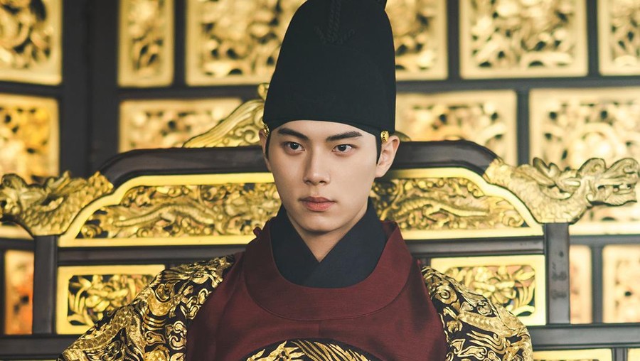 Lee Chae Min Pemeran Raja di Drakor Bon Appetit, Your Majesty