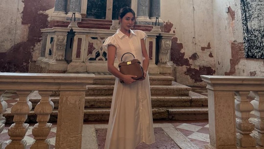 Lee Min Jung Aktris Korea Selatan Lee Min Jung berfoto di gereja di Venice.