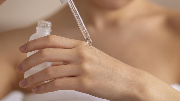 3 Kesalahan Pakai Serum yang Bikin Hasilnya Nggak Maksimal