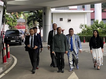 img-title Didampingi Hotman Paris, Nadiem Makarim Ditetapkan Sebagai Tersangka Korupsi Pengadaan Laptop