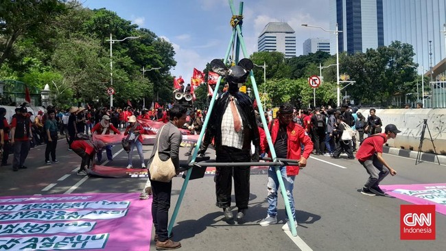 Massa dari Aliansi Gebrak menggelar demonstrasi di Jakarta, menuntut penghapusan outsourcing, penghentian brutalitas aparat hingga kesejahteraan rakyat.