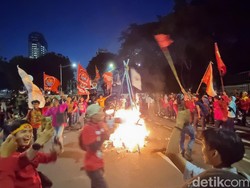 Massa Buruh Demo di Jakpus Bubar Usai Bakar Patung Tikus Berdasi