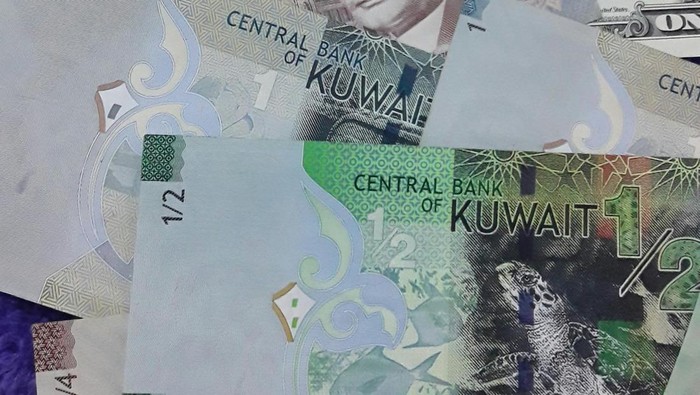 Mata uang dinar Kuwait adalah mata uang dengan nilai tertinggi di dunia. Nilai 1 KWD sama dengan 3,26 USD atau sekitar Rp54 ribuan.