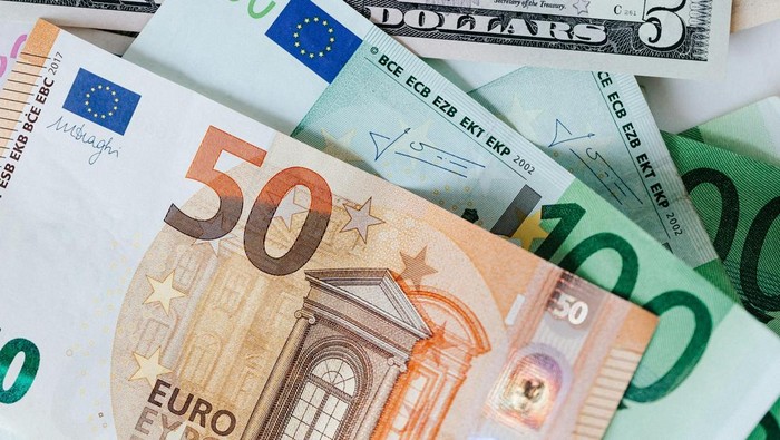 Mata uang Euro. Euro digunakan di 27 negara anggota Uni Eropa. Jadi mata uang terkuat di dunia nomor sembilan.