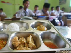 MBG di Jombang Dikeluhkan Siswa, Nasi Belum Matang-Pengiriman Telat