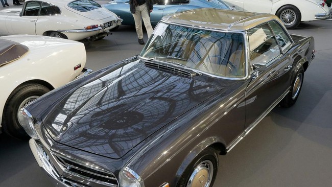 KPK mencurigai Mercedes-Benz 280 SL milik Presiden ke-3 RI BJ Habibie dibeli Ridwan Kamil pakai uang hasil korupsi.