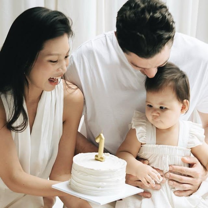 <p>Keluarga kecil ini tampil kompak mengenakan busana putih lengkap dengan kue ulang tahun berhias lilin angka 1. "28.08.25. 365 hari pertama bersamamu. 12 bulan, kenangan yang tak terhitung jumlahnya, dan cinta yang terus tumbuh," tulis Patricia melalui unggahannya di Instagram, Rabu (03/09/2025). (Foto: Instagram @patriciagouw)</p>