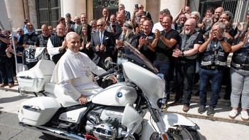 FOTO: Motor BMW Tanda Tangan Paus Leo Dilelang untuk Amal