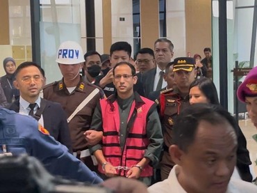 img-title Tangan Diborgol usai Jadi Tersangka, Nadiem Makarim: Allah Mengetahui Kebenaran