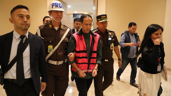 Nasib Praperadilan Nadiem di Kasus Laptop Ditentukan Awal Pekan Depan Hakim PN Jakarta Selatan akan bacakan putusan praperadilan Nadiem Makarim terkait dugaan korupsi pengadaan laptop pendidikan awal pekan depan, Senin (13/10).