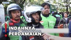 img-title Gelar Aksi Damai, Momen Pengemudi Ojol Peluk-Beri Mawar ke Aparat