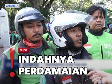 img-title Gelar Aksi Damai, Momen Pengemudi Ojol Peluk-Beri Mawar ke Aparat