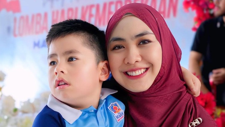 Oki Setiana Dewi dan Putranya Oki Setiana Dewi dan Putranya