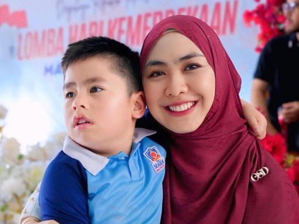 Oki Setiana Dewi Terharu Kala Sang Putra Sulaiman yang Idap Kondisi Langka Mampu Ucapkan Sebuah Kalimat