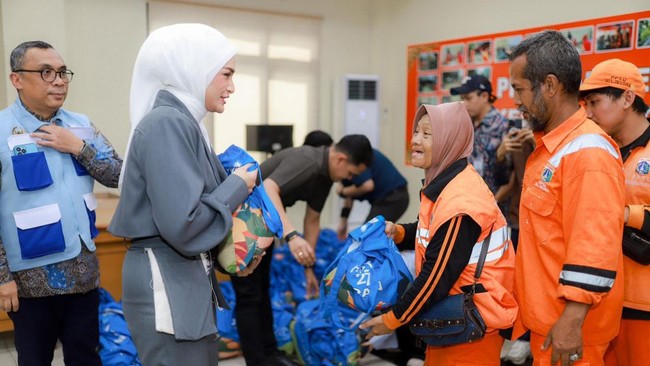 Fraksi PAN Bagikan 1.000 Paket Sembako untuk Apresiasi Pasukan Oranye Fraksi PAN salurkan 1.000 paket sembako untuk petugas kebersihan Jakarta, apresiasi dedikasi mereka menjaga kebersihan ibu kota untuk masyarakat.
