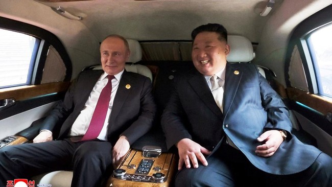 Pasukan pengamanan Korea Utara terlihat mengelap seluruh benda yang dipakai dan disentuh Pemimpin Tertinggi Kim Jong Un saat berkunjung ke China.