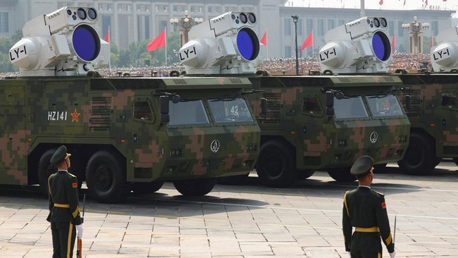 Penampakan Senjata Baru China saat Parade Militer Beijing, Ada Laser China memamerkan sejumlah senjata baru nan canggih saat parade militer dalam rangka memperingati 80 Tahun Perang Dunia Berakhir di Lapangan Tiananmen, Beijing.
