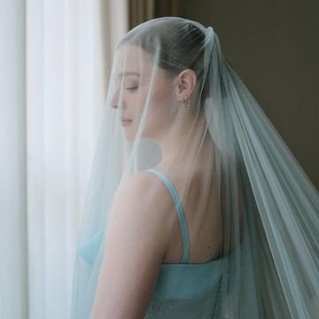 Bak Cinderella! Intip Detail Gaun Pengantin Chloe Grace Moretz yang Memesona