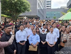Temui Massa Demo, DPRD DKI Setuju Evaluasi Tunjangan Rumah Rp 70 Juta
