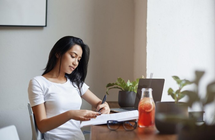 Pisces suka ketenangan rumah untuk berimajinasi dan mengisi ulang energi spiritualnya. Waktu di rumah sering dipakai untuk melukis, menulis, atau aktivitas seni lainnya./ Foto: freepik.com/lookstudio