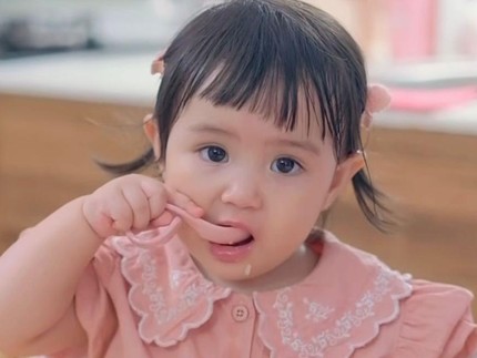 Potret Baby Aulia Anak Alyssa Soebandono saat MPASI, Lahap Makan Nasi Liwet