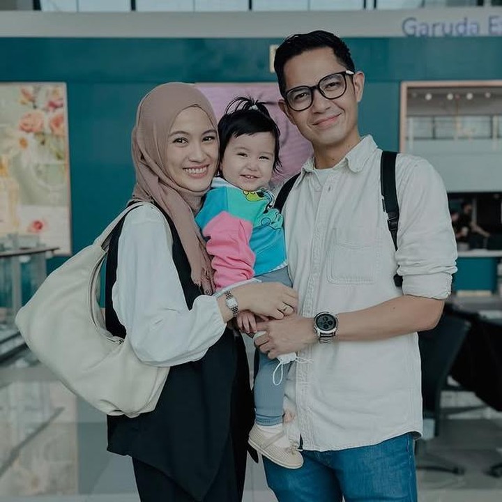 <p>Putri ketiga pasangan artis Alyssa Soebandono dan Dude Harlino, Aisyah Aulia Putri Harlino sejak lahir selalu sukses mencuri perhatian netizen. <em>Baby</em> Aulia yang berusia 1 tahun 4 bulan ini kini sedang menikmati masa MPASI, Bunda. (Foto: Instagram @ichasoebandono)</p>