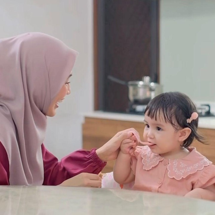 <p>Membuat menu MPASI unik dan berbeda dari yang lain, Alyssa pun memberikan sedikit penjelasan kepada para Bunda yang mungkin masih ragu soal menu MPASI berbumbu. "Tenang yah Buibu, dari awal MPASI itu udah boleh kok dikasih makanan berbumbu rempah. Jadi enggak perlu khawatir," tulisnya di Instagram. (Foto: Instagram @ichasoebandono)</p>