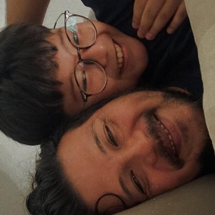 <p>Potret kebersamaan aktor Ramon Y Tungka dan putranya yang kini beranjak remaja selalu berhasil mencuri perhatian. Bunda yang lahir di era 90-an tentu masih ingat dengan sosoknya yang populer lewat film <em>Ekskul</em>. Dari pernikahan sebelumnya dengan Putri Indonesia, Qory Sandioriva, Ramon dikaruniai seorang putra bernama Ganesa Tashi Tungka yang lahir pada tahun 2013. (Foto: Instagram @ramonytungka)</p>