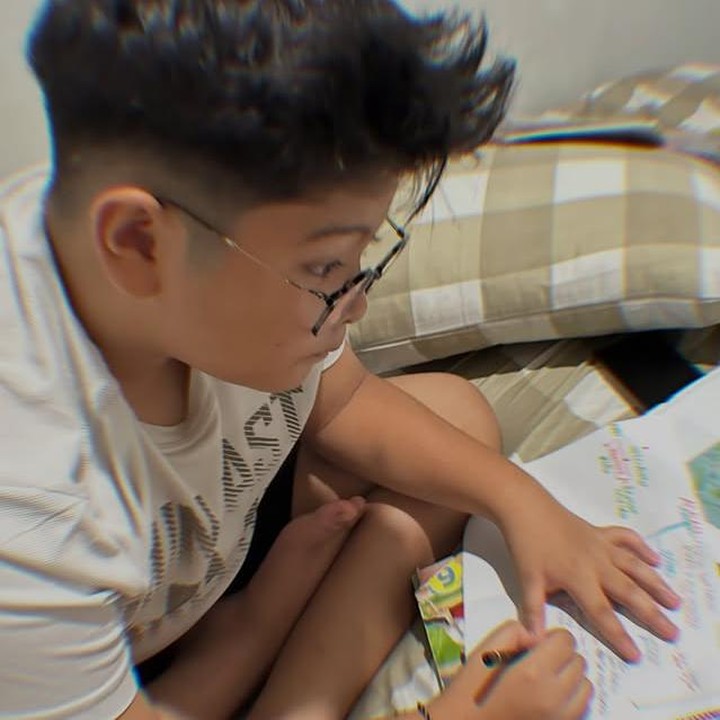 <p>Di hari ulang tahun sang putra, Ramon sempat menyelipkan pesan untuk putra semata wayangnya itu. "Pesan yang sama untuk anak lanang ditiap tanggal yang sama. Tumbuh berani namun jangan tinggalkan ibadahmu, Nak! Lukis mimpimu dilangit, dengan kaki yang terus berpijak dibumi," tulisnya di Instagram. (Foto: Instagram @ramonytungka)</p>