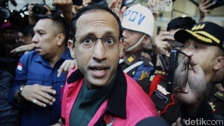 Potret Nadiem Makarim Jadi Tersangka Kasus Korupsi Laptop Rp 2 Triliun Mantan Menteri Pendidikan, Kebudayaan, Riset, dan Teknologi (Mendikbudristek) Nadiem Makarim resmi ditetapkan sebagai tersangka kasus dugaan korupsi pengadaan laptop Chromebook. Kejaksaan Agung langsung menahan Nadiem pada Kamis (4/9/2025).