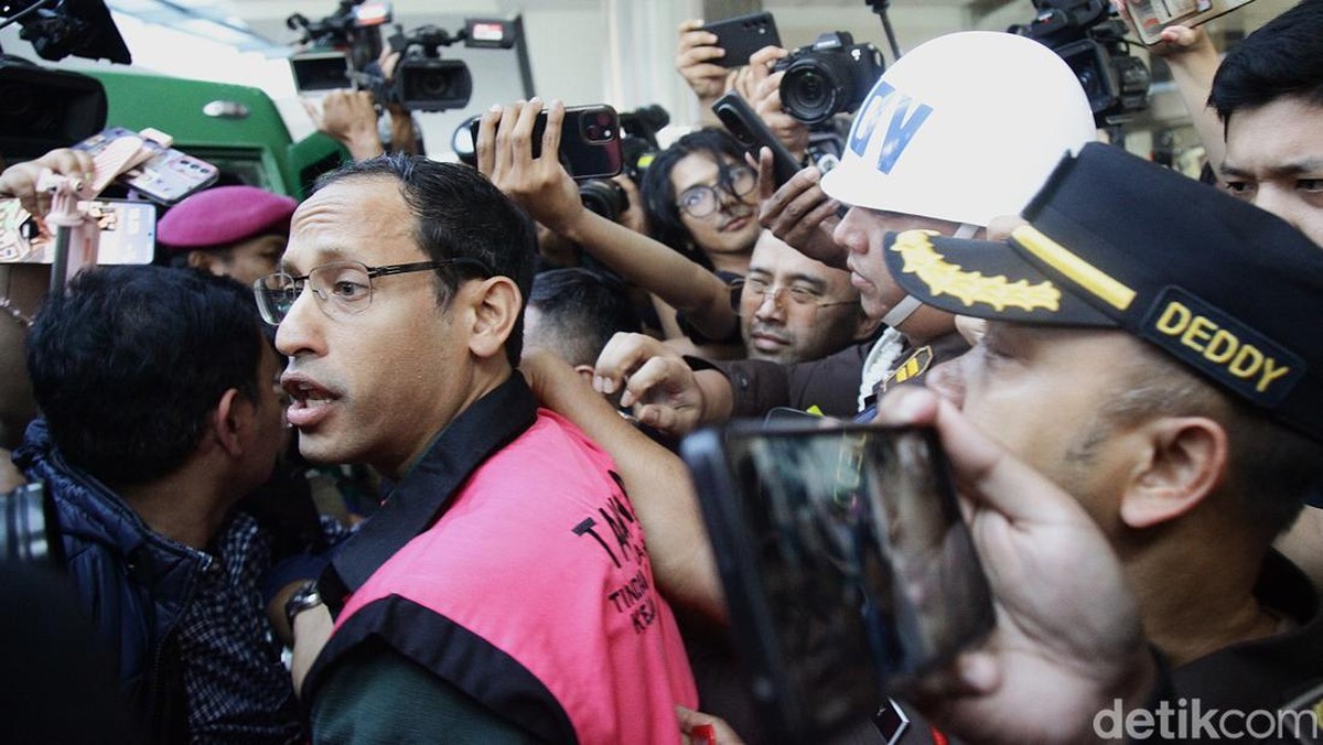 Mantan Menteri Pendidikan&comma; Kebudayaan&comma; Riset&comma; dan Teknologi &lpar;Mendikbudristek&rpar; Nadiem Makarim resmi ditetapkan sebagai tersangka kasus dugaan korupsi pengadaan laptop Chromebook&period; Kejaksaan Agung langsung menahan Nadiem pada Kamis &lpar;4&sol;9&sol;2025&rpar;&period;