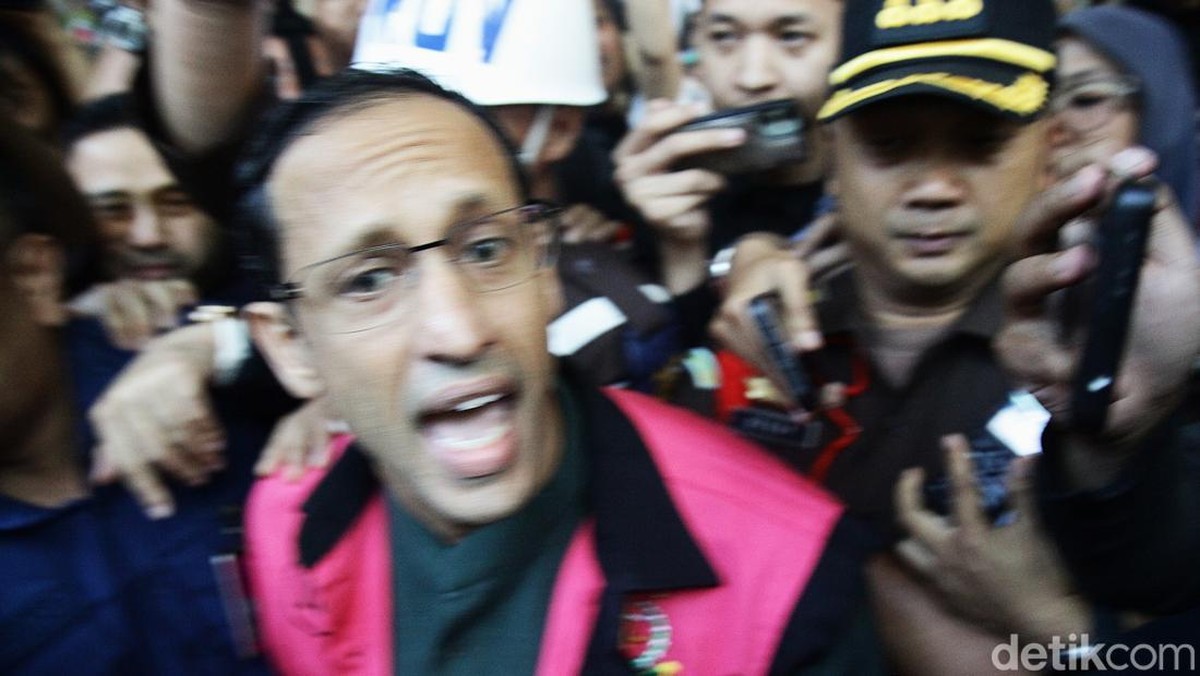Mantan Menteri Pendidikan&comma; Kebudayaan&comma; Riset&comma; dan Teknologi &lpar;Mendikbudristek&rpar; Nadiem Makarim resmi ditetapkan sebagai tersangka kasus dugaan korupsi pengadaan laptop Chromebook&period; Kejaksaan Agung langsung menahan Nadiem pada Kamis &lpar;4&sol;9&sol;2025&rpar;&period;