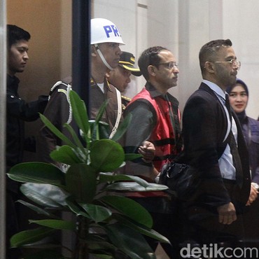 Jadi Tersangka Kasus Korupsi, Ini 7 Potret Ekspresi Dingin Nadiem Makarim Pakai Rompi Tahanan