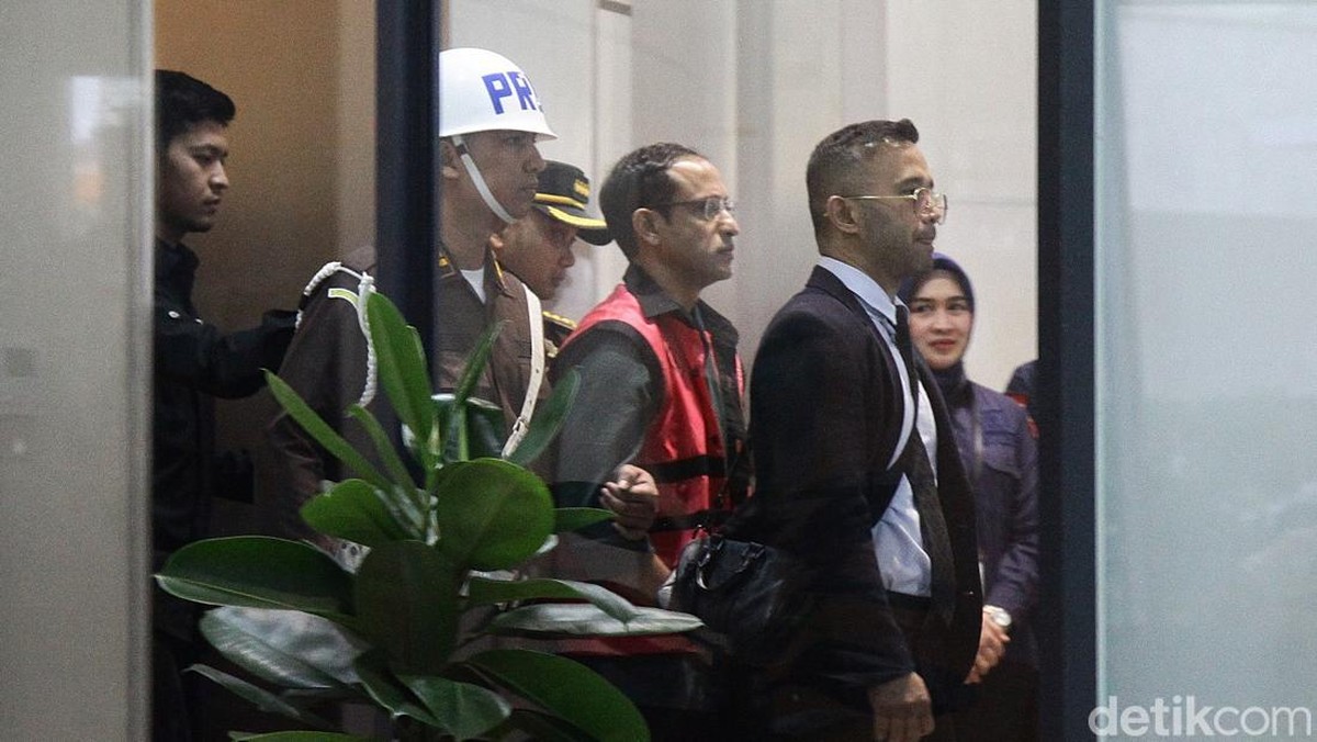 Mantan Menteri Pendidikan&comma; Kebudayaan&comma; Riset&comma; dan Teknologi &lpar;Mendikbudristek&rpar; Nadiem Makarim resmi ditetapkan sebagai tersangka kasus dugaan korupsi pengadaan laptop Chromebook&period; Kejaksaan Agung langsung menahan Nadiem pada Kamis &lpar;4&sol;9&sol;2025&rpar;&period;