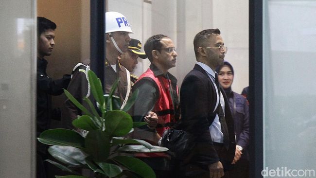 Jadi Tersangka Kasus Korupsi, Ini 7 Potret Ekspresi Dingin Nadiem Makarim Pakai Rompi Tahanan