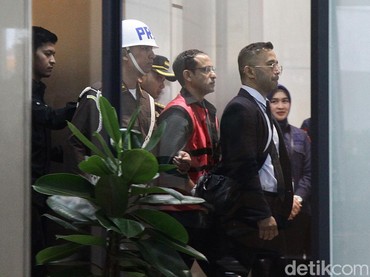 img-title Jadi Tersangka Kasus Korupsi, Ini 7 Potret Ekspresi Dingin Nadiem Makarim Pakai Rompi Tahanan