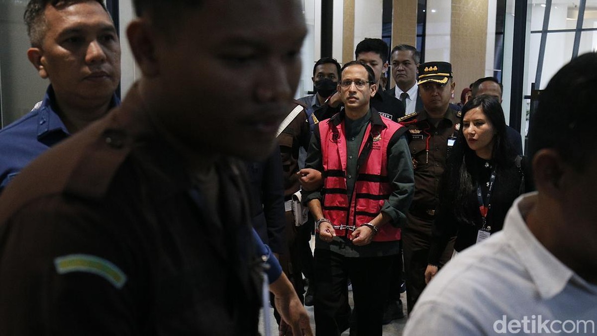 Mantan Menteri Pendidikan&comma; Kebudayaan&comma; Riset&comma; dan Teknologi &lpar;Mendikbudristek&rpar; Nadiem Makarim resmi ditetapkan sebagai tersangka kasus dugaan korupsi pengadaan laptop Chromebook&period; Kejaksaan Agung langsung menahan Nadiem pada Kamis &lpar;4&sol;9&sol;2025&rpar;&period;