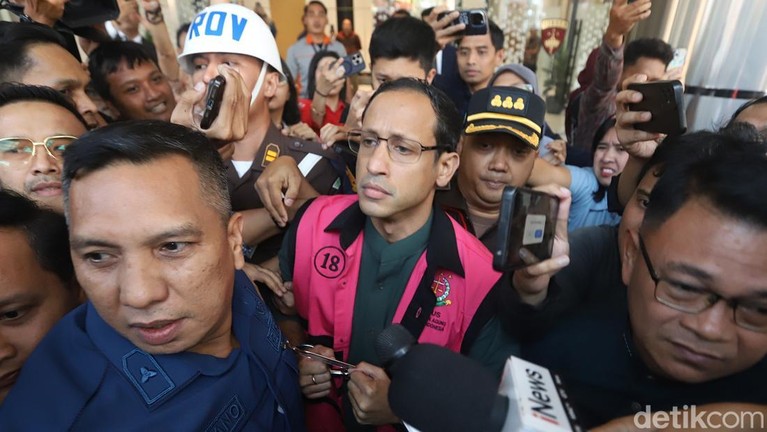 Potret Nadiem Makarim Jadi Tersangka Kasus Korupsi Laptop Rp 2 Triliun Mantan Menteri Pendidikan, Kebudayaan, Riset, dan Teknologi (Mendikbudristek) Nadiem Makarim resmi ditetapkan sebagai tersangka kasus dugaan korupsi pengadaan laptop Chromebook. Kejaksaan Agung langsung menahan Nadiem pada Kamis (4/9/2025).