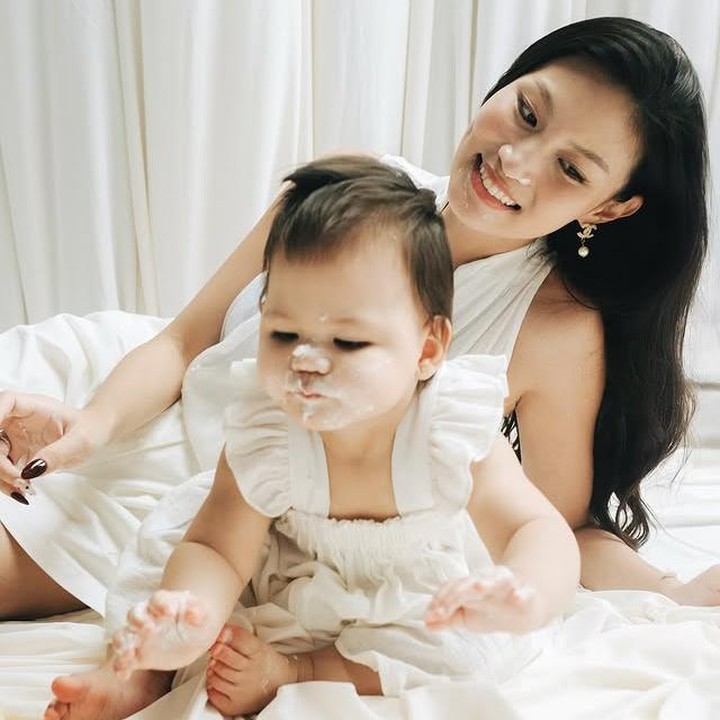 <p>Menjawab rasa penasarannya, <em>Baby</em> Zoe mencoba mencicipi kue ulang tahunnya hingga wajahnya terlihat belepotan. Patricia pun tampak bahagia sekaligus bersyukur melihat tumbuh kembang putri kecilnya itu. (Foto: Instagram @patriciagouw)</p>