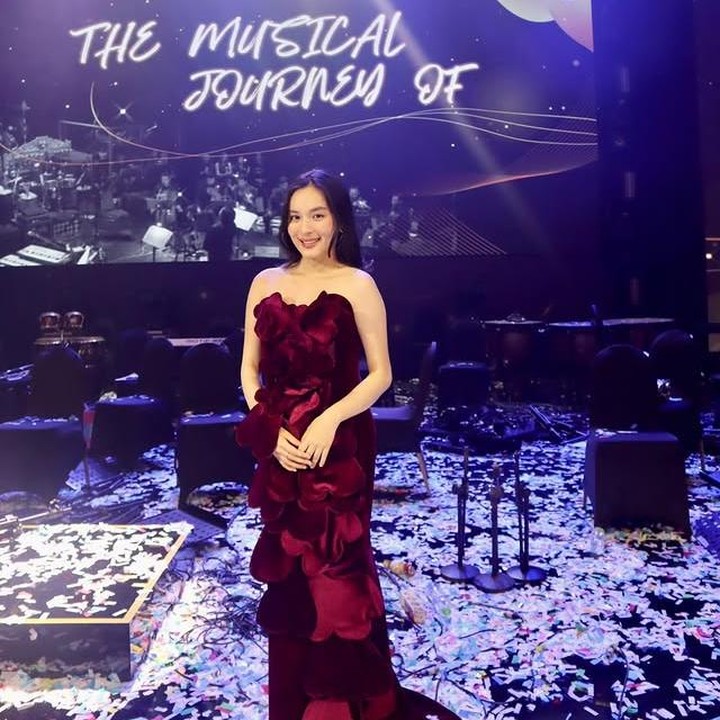 <p>Mengenakan <em>dress</em>&nbsp;<em>maroon</em> yang anggun, Shannon tampil percaya diri di konser The Musical Journey of Dwiki Dharmawan. Dalam unggahannya, ia menuliskan, "Suatu kebanggaan buat aku bisa diberi kesempatan untuk menjadi bagian dalam konser istimewa The Musical Journey of Dwiki Dharmawan," ungkapnya di Instagram. (Foto: Instagram @shannashannonsiswanto)</p>