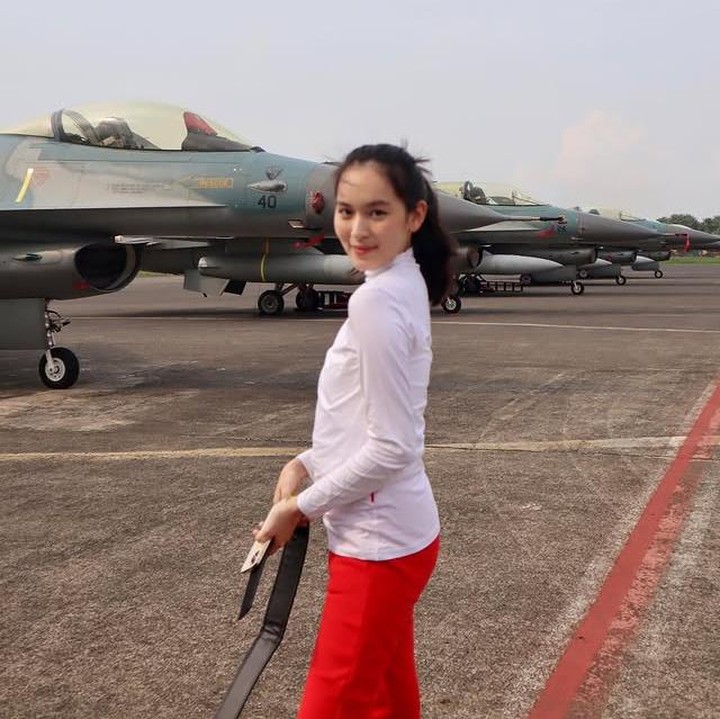 <p>Hiruk pikuk situasi tanah air yang penuh dinamika ini seakan terhenti sejenak lewat suara merdu dari Shannon Siswanto. Baru-baru ini, melalui unggahannya di Instagram, ia kembali membuat warganet terhanyut ketika melantunkan lagu <em>Ibu Pertiwi</em>. (Foto: Instagram @shannashannonsiswanto)</p>
