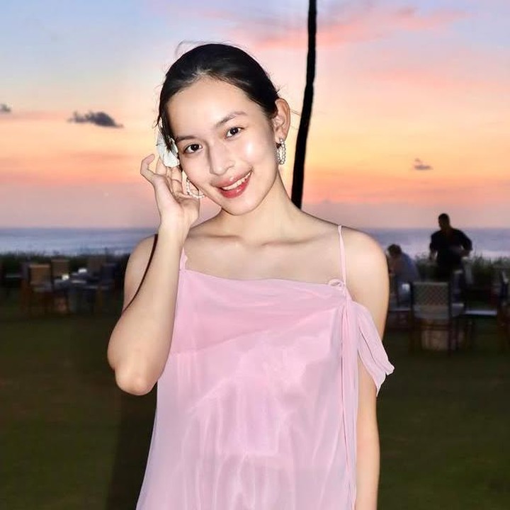 <p>Dengan caranya sendiri, Shannon berhasil membuktikan bahwa musik juga bisa menjadi pengingat akan cinta tanah air. Di tengah kondisi bangsa yang kini sedang tidak baik-baik saja, suaranya seakan jadi cahaya kecil yang memberikan harapan untuk negeri ini. (Foto: Instagram @shannashannonsiswanto)</p>