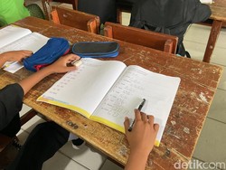 Perjuangan Mencetak Anak-anak Penjaga Eksistensi Aksara Sunda