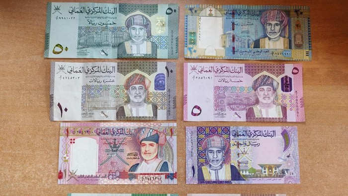 Mata uang Rial Oman. Rial Oman berada diurutan ketiga mata uang terkuat di dunia.