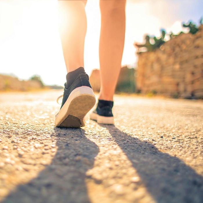 Kamu perlu rutin bergerak setiap hari yang menjadi salah satu kunci utama dalam upaya penurunan berat badan. Alih-alih duduk di depan meja sepanjang hari, kamu perlu mengingatkan diri untuk tetap bangun dan bergerak.