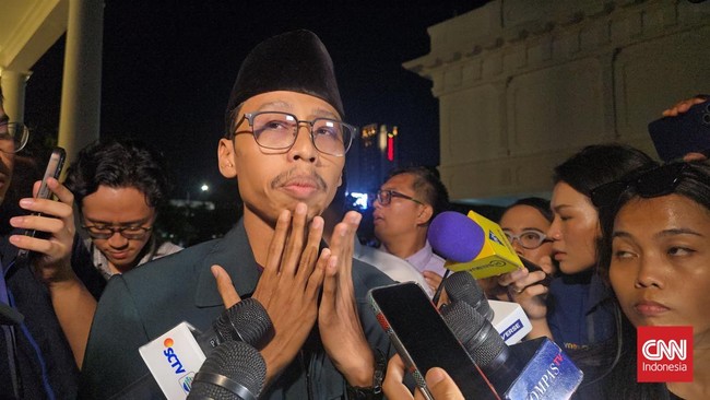 BEM dan Organisasi Mahasiswa Datangi Istana Negara Malam Ini Puluhan mahasiswa dari berbagai organisasi mengunjungi Istana Negara untuk menyampaikan aspirasi rakyat kepada Presiden Prabowo.